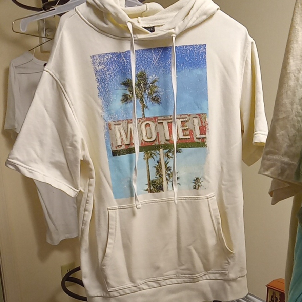 No BoundarieS short sleeve sweatshirt